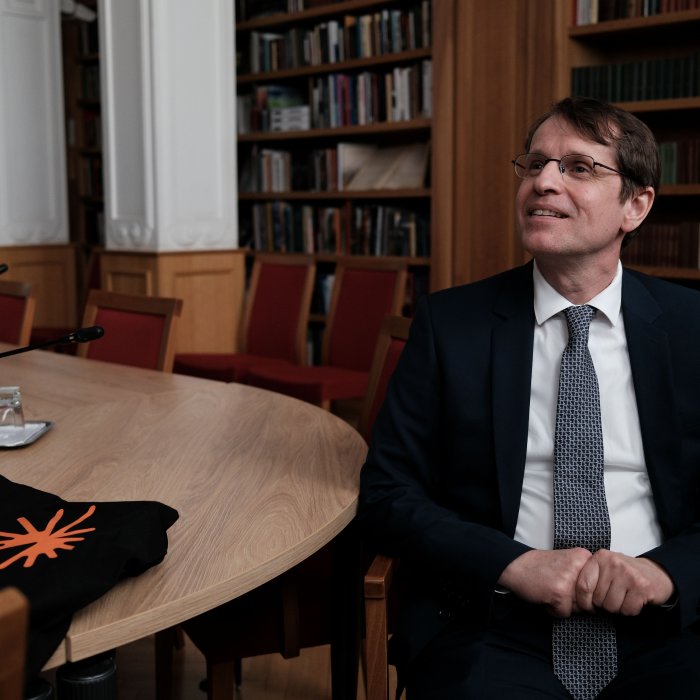 „A világ legjobb kutatóiért verseny folyik. Roska Botond úgy döntött, hogy ebben a versenyben Magyarországot választja.”
